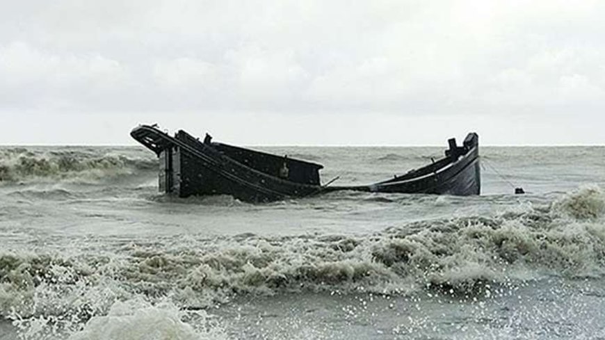 বৈরী আবহাওয়ায় মেঘনায় ৪ ট্রলারডুবি, নিখোঁজ অন্তত ২৫