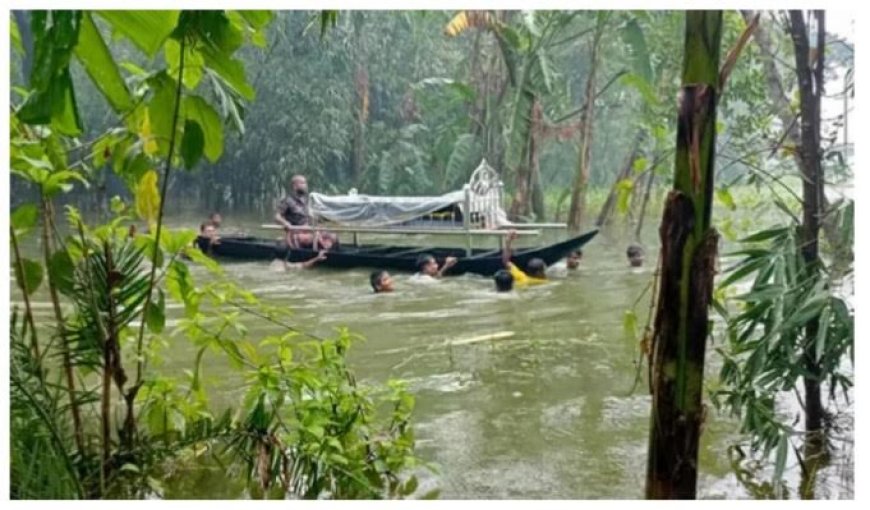 কেশবপুর ডুবেছে বন্যায়,নৌকায় লাশ নিয়ে দাফন