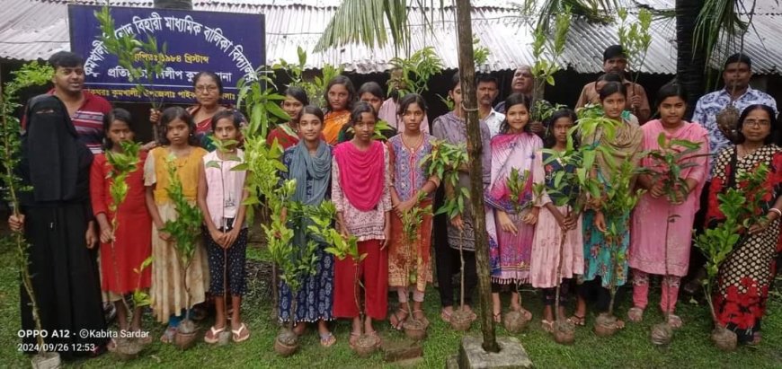 পাইকগাছায় মাধ্যমিক বালিকা বিদ্যালয়ের শিক্ষার্থীদের মাঝে গাছের চারা বিতরণ