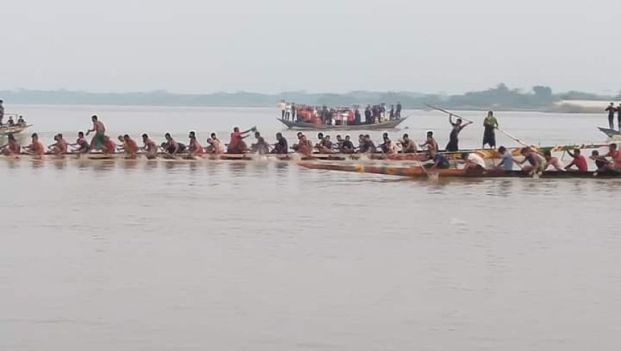 নড়াইলের লোহাগড়ায় মধুমতী নদীতে ঐতিহ্যবাহী নৌকা বাইচ অনুষ্ঠিত