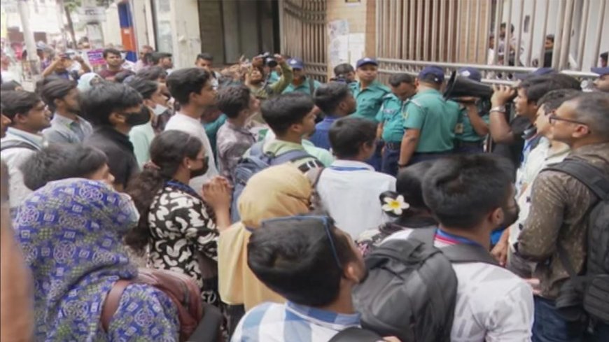 ঢাকা শিক্ষা বোর্ডের সামনে এইচএসসিতে অকৃতকার্য শিক্ষার্থীদের বিক্ষোভ