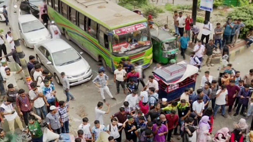 দাবি মেনে না নেয়ায় ৭ কলেজের শিক্ষার্থীদের সায়েন্সল্যাব মোড় অবরোধ