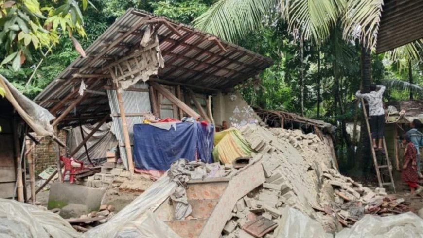 পাইকগাছায় ধসে পড়ল মাটির ঘর ; অল্পের জন্য প্রাণে বাঁচলেন পরিবারের সদস্যরা