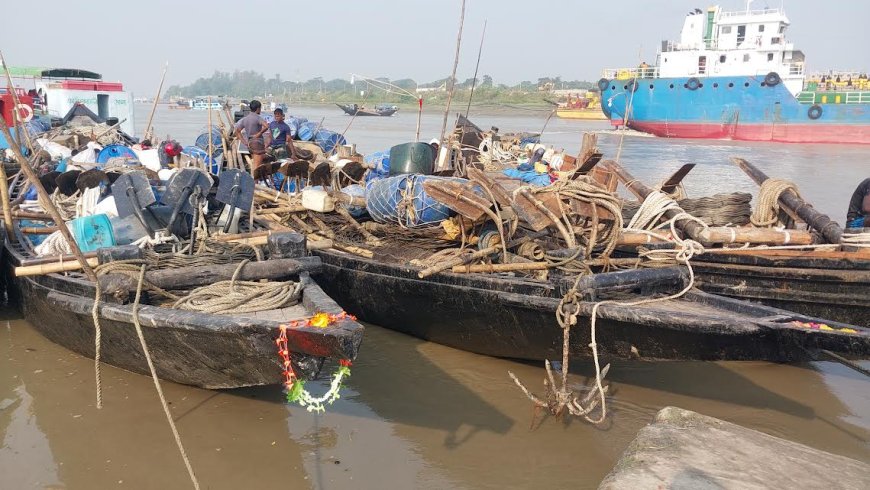 ঋণের বোঝা মাথায় নিয়ে জেলেদের সমুদ্রযাত্রা