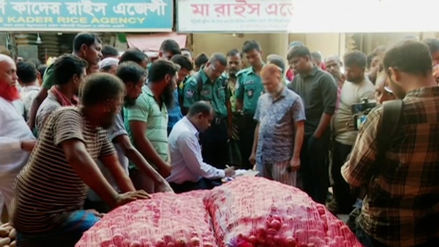 মিরপুরে আলু-পেঁয়াজের বাজারে ভোক্তার অভিযান, জরিমানা