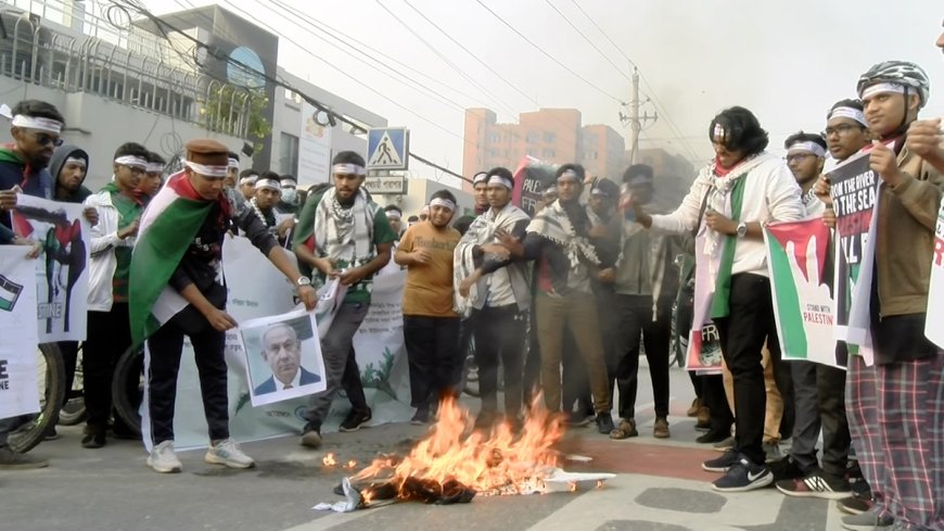 বিশ্ব মানবাধিকার দিবসে ইসরায়েলি প্রধানমন্ত্রীর কুশপুত্তলিকা দাহ ঢাবি শিক্ষার্থীদের