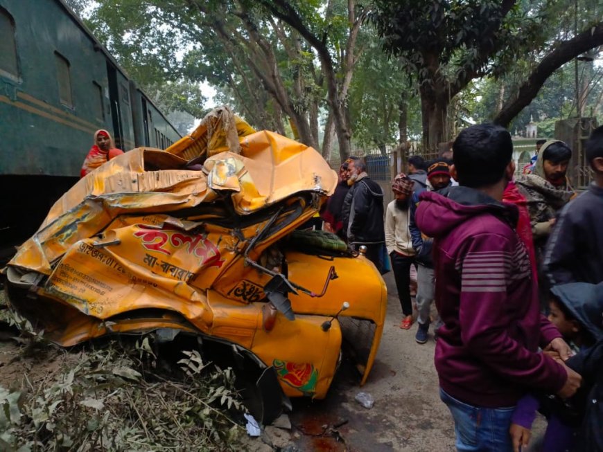 জামালপুরে সরিষাবাড়ীতে ট্রাকে ট্রেনের ধাক্কায় চার জন আহত হয়েছেন