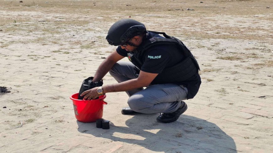 রাজধানীর ফার্মগেট এলাকায় ৩টি ককটেল সদৃশ বস্তু উদ্ধার