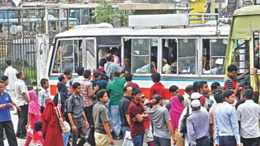 ঢাকার রাস্তায় বাস কম, ভোগান্তিতে যাত্রীরা