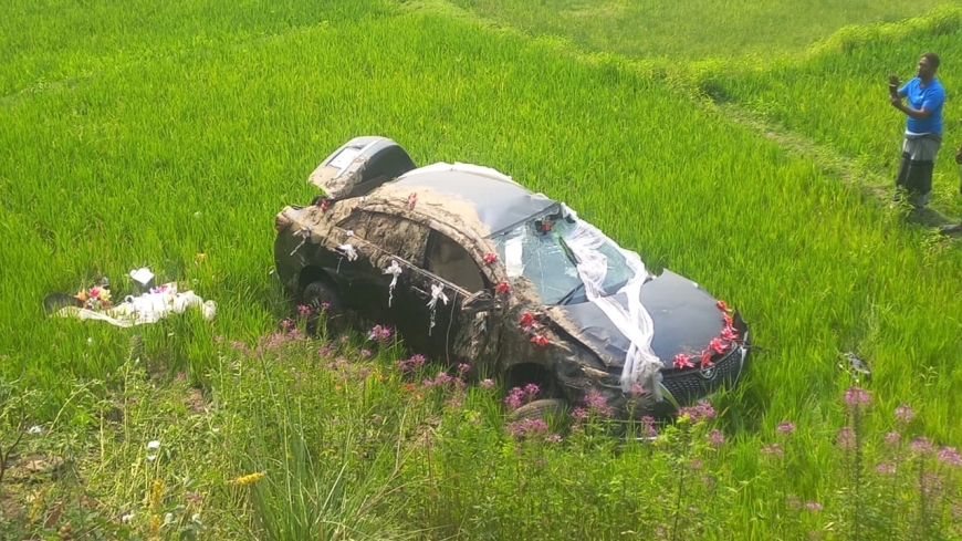 ট্রেনের ধাক্কায় ধানক্ষেতে বরের গাড়ি