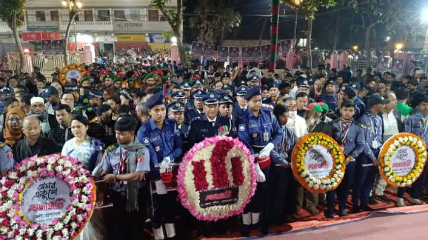 একুশের প্রথম প্রহরে বান্দরবান কেন্দ্রীয় শহীদ মিনারে বীর শহীদদের প্রতি শ্রদ্ধাঞ্জলি,