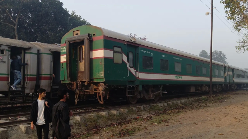 খুলে যাওয়া দুই বগি রেখেই গন্তব্যে ছুটল সাগরদাঁড়ি এক্সপ্রেস