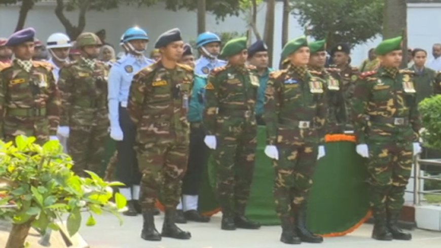 শহীদ সেনা দিবস: সামরিক কবরস্থানে রাষ্ট্রপতি ও প্রধান উপদেষ্টার পক্ষে শ্রদ্ধা