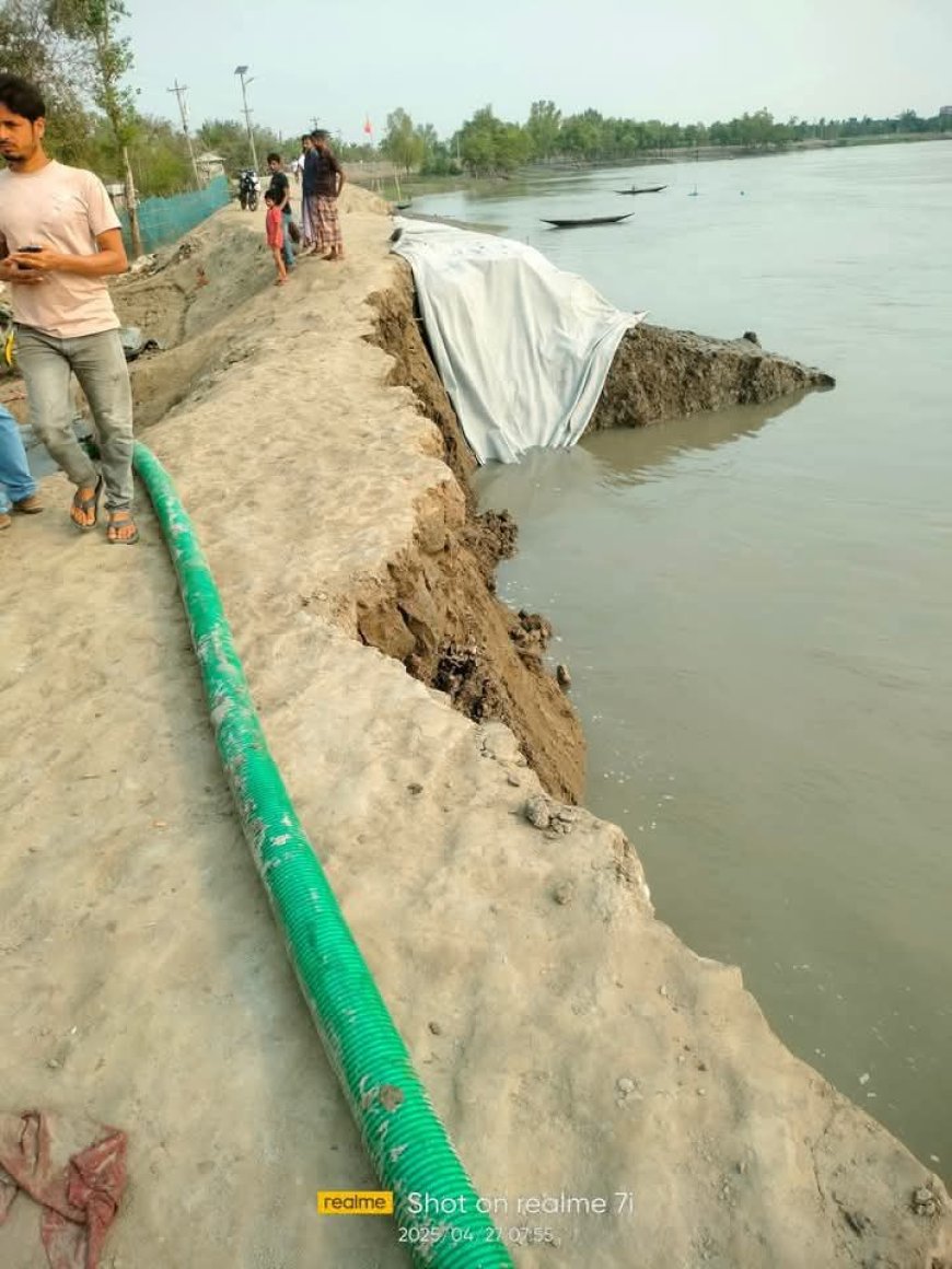 সাতক্ষীরার উপকূলে নদী রক্ষা বেড়িবাঁধে ভয়াবহ ফাটল, আতঙ্কে এলাকাবাসী